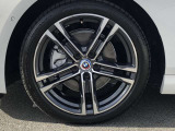 BMW純正18インチホイール。洗練されたデザインで、足元の個性を引き立てます。