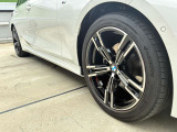 BMW純正アルミホイールです。納車時にはアルミホイールコーティングも承っております!是非ご検討下さいませ。