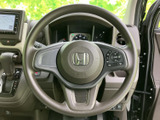握りやすい形状で、運転操作をスムーズに行えます。オーディオやハンズフリー通話のスイッチも操作しやすい位置に配置されています。