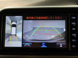 パノラミックビューモニター付きです。車両を上から見たような映像をモニター画面に表示。運転席からの目視では見にくい、車両周辺の状況をリアルタイムでしっかり確認できます。