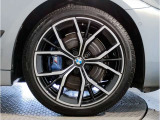【BMWアロイホイル】軽量かつ強度に拘ったアロイホイル。走行性能ポテンシャルを引き出す設計。車の足元を引き締めてくれる大きなポイントはアロイホイルです。