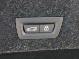 ボタン操作ひとつでトランクの開閉を可能とする電動トランクが付いております。