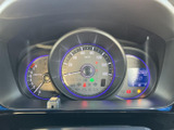 視認性の高いメーターデザインで、運転に必要な情報を一目で確認できます。運転に集中できるよう、配慮された設計です。