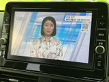 停車中には、テレビや映像を楽しむことができます。休憩時間などに、リラックスしたひとときを過ごせます。後部座席の方も楽しめますね。