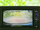 後退時の安全性を高めるモニター画面。駐車時の不安を軽減し、スムーズな駐車をサポートします。視認性の高い表示が特徴です。