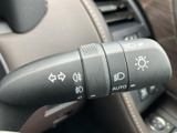 操作感の良いウインカーレバーで、スムーズな車線変更をサポートします。視認性にも優れ、安全な運転をサポートします。