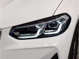 【LEDヘッドライト】先進のLEDテクノロジーを採用。放射される白色光の周波特性は太陽光に近く、バイキセノン・ヘッドライトを上回るコントラストで更に明るく輝きます!
