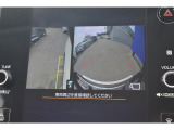 シフトレバーをリバースにすると連動してバックカメラ、サイドカメラ映像&バックセンサーに切り替わります。スイッチ一つでフロントカメラへの切り替えも出来ます