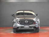 マツダCX-5のフロントマスクは、立体感のあるグリルと精悍なヘッドランプが上質な存在感を演出します。魂動デザインによる洗練された風格と力強さを兼ね備えた姿を、ぜひ店頭でお確かめください。