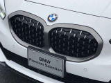 左右のキドニー・グリルの中心にはBMWのエンブレムが鎮座し、個性を放つデザイン性を兼ね備えました。