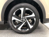 【純正アルミホイール】です!車両デザインに合わせてホイールをデザインしているため、見た目にもカッコイイアルミホイール♪洗車もラクチンで錆びません。
