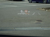 カラーヘッドアップディスプレイ付き。少ない視線移動で情報を確認できるので、運転の疲労軽減に繋がりますよ♪