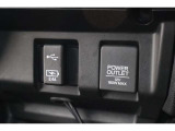 USBオーディオ用ソケットがついていますので携帯電話などを接続すれば音楽等の再生が可能です!充電用ソケットもございます!