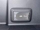 充電用USB端子付き。スマートフォンなどの充電に便利です。