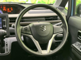 握りやすいステアリングで、運転操作を快適にサポート。スポーティーなデザインが、運転の楽しさを引き立てます。