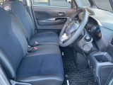運転席は広々としていて、ゆったりと運転をお楽しみいただくことができますよ。