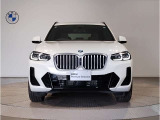 【キドニーグリル】BMWは約90年もの間、ほぼ全ての車両にひと目でBMWだと分かるこの特徴的なフロントグリルが備えられ、デザイン・アイコンとして親しまれてきました。