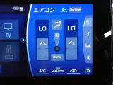 温度の感じ方は、個人差がありますね。運転席、助手席で独立して温度設定のできる左右独立温度コントロールのオートエアコン装備です。