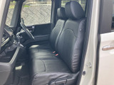 機能性とデザイン性を兼ね備えた内装。運転に必要な情報をわかりやすく表示し、快適な操作性を実現しています。上質な素材が使用されています。