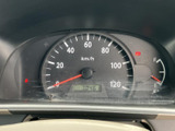 走行距離や速度など、運転に必要な情報がわかりやすく表示されています。シンプルながらも見やすいデザインで、運転に集中できる空間を演出しますね。