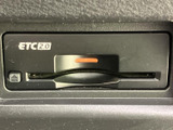 高速道路の料金所をスムーズに通過できるETC車載器が装備されています。スムーズな移動を可能にし、快適なドライブをサポートします。