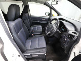 ゆったり室内で運転もしやすいです♪使い勝手の良い配置も考えられています!!