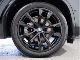 BMWの純正アロイホイールは軽量かつ強度にも優れているホイールで走行性能を引き上げる設計になっております。足元にもBMWは妥協がなくこだわっている個所になります。