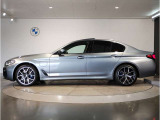 【拘りのFR】BMWが多く採用するFR車。ダイレクトでスポーティな加速感・シャープなハンドリングを実現。縦置きエンジンレイアウトにより、フラットで上質な乗り味です。