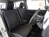 【清潔感のある運転席&助手席】隅々までクリーニングの行き届いた運転席&助手席。目立ったシミや汚れ等もございません。快適なドライブをどうぞ。