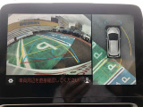 全周囲の画像が表示されます。 運転席から見づらい個所なども、上空から見たような映像で確認できます。  映像の切替もでき、後方確認だけでなく大変便利な機能です。