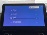 ラジオやCD、TVなど、多彩な音源を楽しめます。長距離ドライブも快適に過ごせる、充実したオーディオシステムです。
