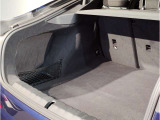 BMWではスペアタイヤが非搭載となるため、スペースは拡大されており、収納スペースとして利用可能。トランクの下にも収納スペースがあり、意外と役に立つスペースでございます。