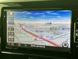 高精細な地図表示で、目的地までスムーズに案内。初めての道でも安心です。渋滞情報も確認でき、効率的なルート選択も可能です。