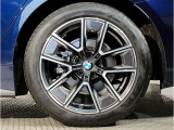 BMWの純正アロイホイールは軽量かつ強度にも優れているホイールで走行性能を引き上げる設計になっております。足元にもBMWは妥協がなくこだわっている個所になります。
