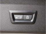 運転中にもオーディオの音量やFMの切り替えなどステアリングでの操作で切り替え可能なため、ステアリングから手を放す必要がない為、運転中でも操作が簡単でございます。