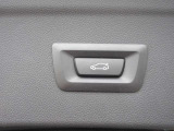 電動リアゲート装備です。バンパー下でのキックスイッチも装備されております。