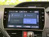 お好みの音楽をクリアな音質で楽しめます。CDやラジオに加え、様々なソースに対応し、ドライブをより一層盛り上げます。