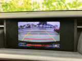 後方確認がしやすい大型モニターを搭載。駐車時の安全性を高めるカメラ機能も備わっており、狭い場所での運転も安心して行えます。