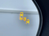 【ブラインドスポットモニター】走行中、ドアミラーの死角になりやすい箇所に後続車が接近するとサイドミラーのレンズに警告を表示!ドライバーに注意喚起をしてくれます。