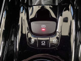 電子制御パ-キングブレ-キ付き車両/指先ひとつのボタン操作でロック・解除が出来ます。