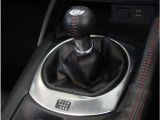 【シフトレバー】シフトもとても操作しやすいデザインになっております。運転する人の事を第一に考えた操作性の高い仕様です。