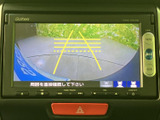 バックモニターで後方の状況を確認できるので、狭い場所でも安心して駐車できます。安全運転をサポート。