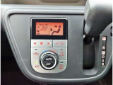 オートエアコンを装備しておりますので、四季を通じて車内を快適な温度に保つことが出来ます!高級感が有りますね!