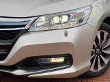 【LEDヘッドライト】悪天候や夜間走行時も良好な視界を確保し安心して運転できる高輝度LEDヘッドライトを装備!点灯速度が早く、消費電力も抑えられています。