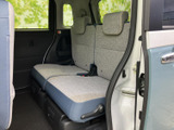 運転席からの視界は広く、運転操作もスムーズに行えます。快適なドライビングをサポートする空間です。