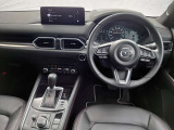 鮮やかなCX-5のコックピット。360&deg;ビューモニターを搭載し、安全確認もスムーズに行えます。ドライバー中心の機能的なレイアウトと高い質感が、快適なドライブを約束します。