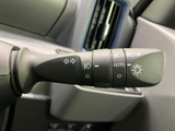 操作しやすい位置に配置され、スムーズなウインカー操作を可能にします。安全運転をサポートする、頼もしい装備です。
