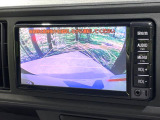 【バックカメラ】駐車時に後方がリアルタイム映像で確認できます。大型商業施設や立体駐車場での駐車時や、夜間のバック時に大活躍!運転スキルに関わらず、今や必須となった装備のひとつです!