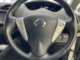 握りやすいステアリングで、快適なドライビングをサポート。操作性にも優れ、運転の楽しさを高めます。スムーズなハンドリングを実現。