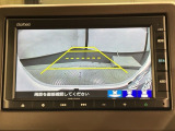 リバースギアに入れるだけで後方の表示へ切り替わります。夜間や雨の日の駐車も楽になりますよ。